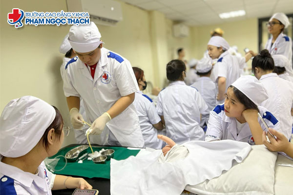 Sinh viên chủ động tham gia các buổi thực hành để rèn luyện kỹ năng